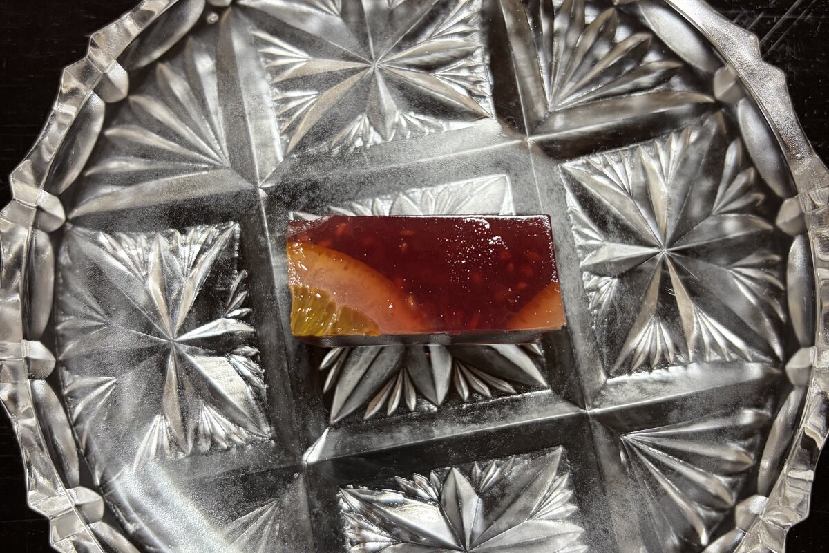 切子のガラス器にのった、赤と橙の涼しげな錦玉羹の主菓子