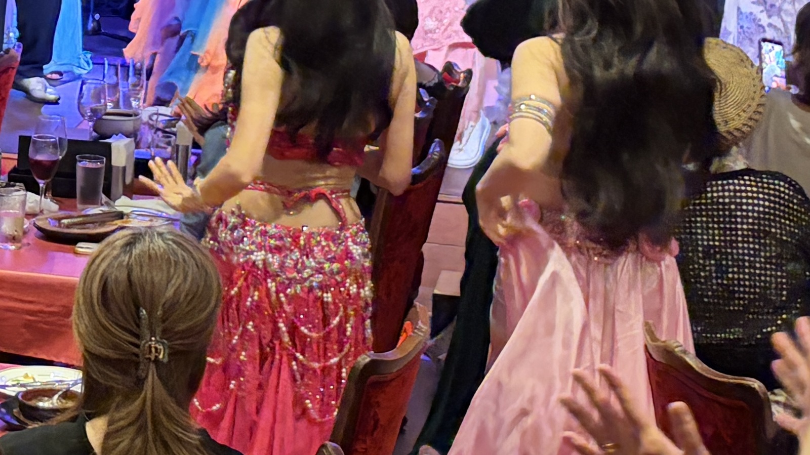 演者と観客が入り混じり、テーブルのあいだで立ち上がって踊る会場
