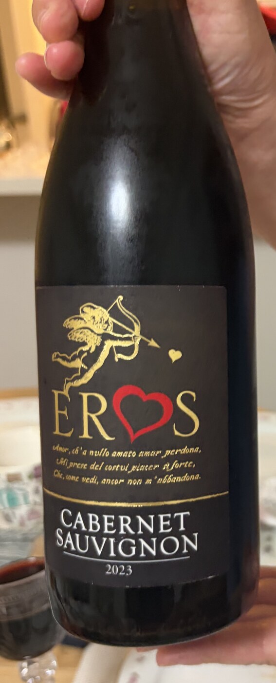 金のキューピッドと赤いハートのラベルの赤ワイン、EROS カベルネ・ソーヴィニヨン 2023
