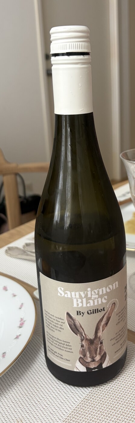 ラベルに服を着たうさぎが描かれた白ワイン、Sauvignon Blanc By Gillot